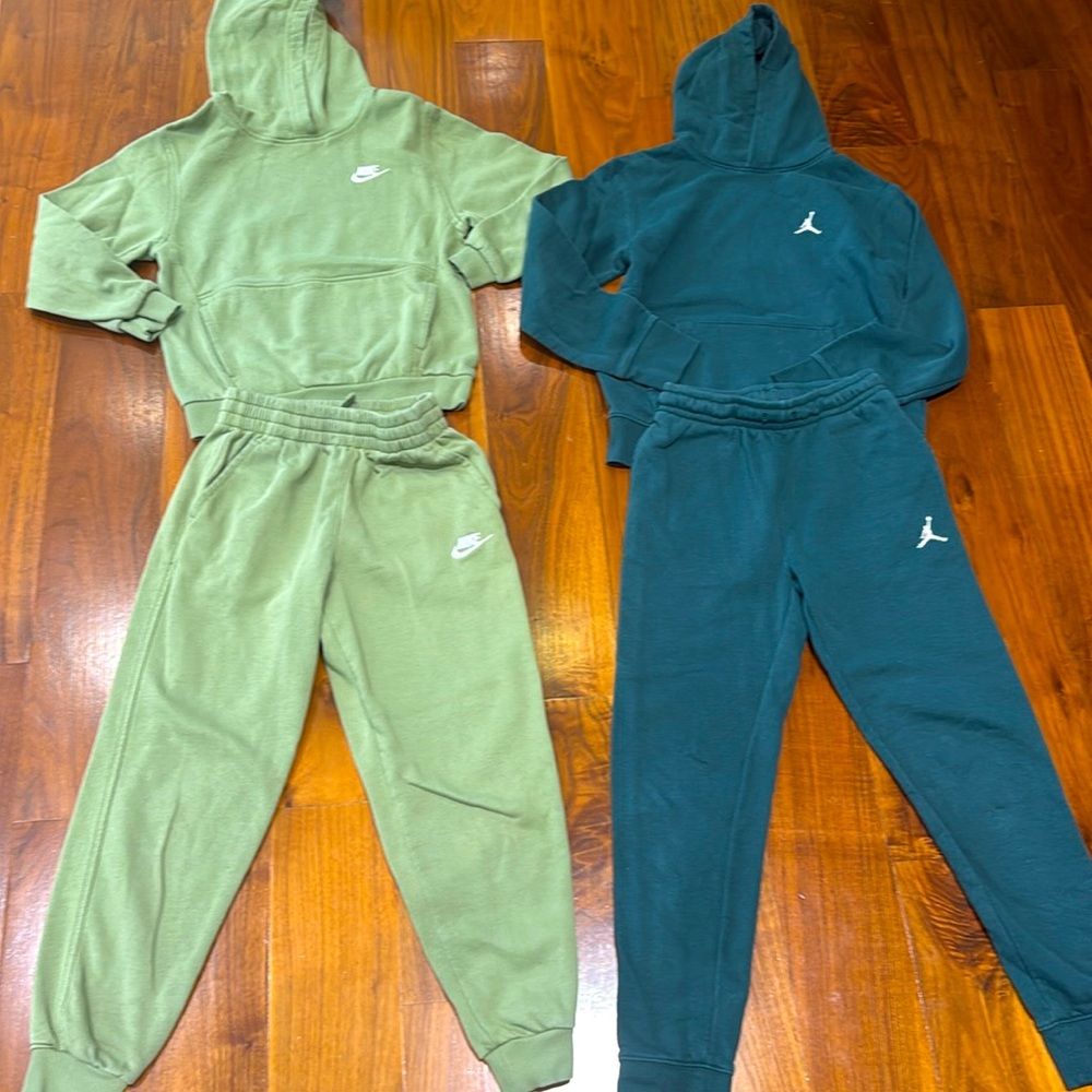 Two Sets Nike Jordan Boys Sweatsuits Size M